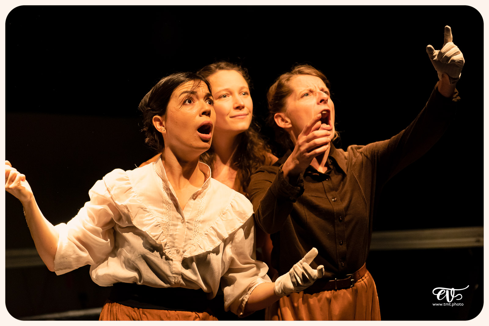 LA MESNIE H. - UN JOUR D'ÉTÉ